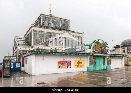 Wintergärten, heruntergekommenes Gebäude am Meer, South Beach Parade, Great Yarmouth, Norfolk, England, Großbritannien Stockfoto