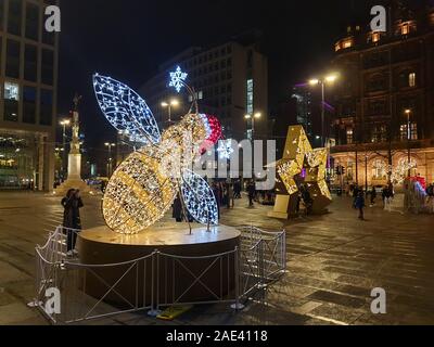 Manchester, Großbritannien - 23 November, 2019: Weihnachtsbeleuchtung der Manchester Biene illuninating St Peters Square im Stadtzentrum von Manchester. Stockfoto
