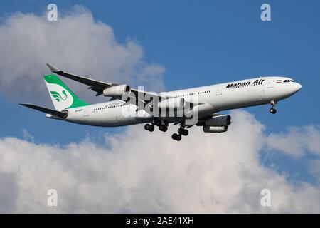 Istanbul/Türkei - vom 30. März 2019: Mahan Air Airbus A340-300 EP-MMT Passagierflugzeug der Landung am Flughafen Istanbul Atatürk Stockfoto