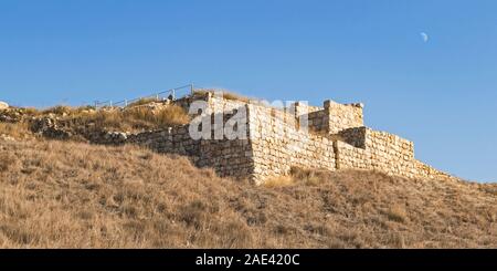 Der Stein Stadttore und Stützmauer der biblischen Ära tel Lachisch in Israel mit dem Mond in einer klaren, blauen Himmel im Hintergrund Stockfoto