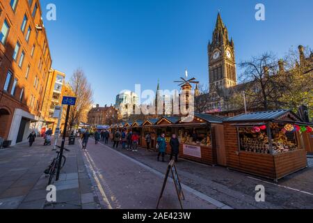 Manchester, Großbritannien - 29 November 2019: Weihnachtsmärkte in Albert Square in der Nähe des Rathauses von Manchester in der nortwest von England Stockfoto