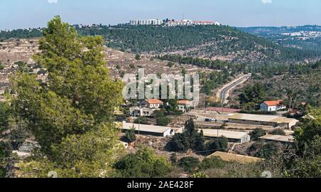 Ansicht der Moshav shoresh in den judäischen Bergen die Märtyrer Wald Ya'ar kedoshim in Israel in der Nähe von Jerusalem an einem klaren sonnigen Tag Stockfoto
