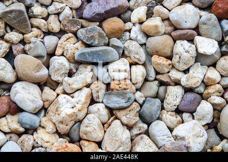 Steine und Kiesel als Dekoration im Garten verwendet Stockfoto