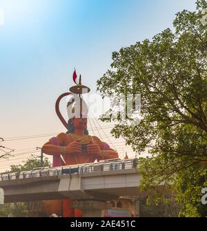 Hanuman Tempel in der Nähe von Karol Bagh Delhi mit gigantischen 108 Füße Satzung des Lord Hanuman mit Blick auf Delhi Metro Rail Service. Stockfoto