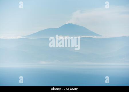Der aktive Vulkan Ätna blaue Silhouette durch atmosphärische Perspektive Stockfoto