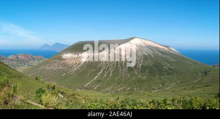 Panoramablick auf den Vulkan Vulkan, Äolische Inseln, Italien Stockfoto