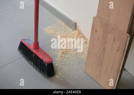 Neues Laminat oder Parkett Installation im Haus Stockfoto