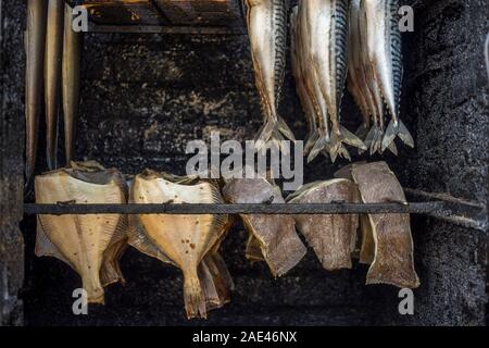 Fisch ist in ein Raucher, Mielno, Polen 2019 geraucht. Stockfoto