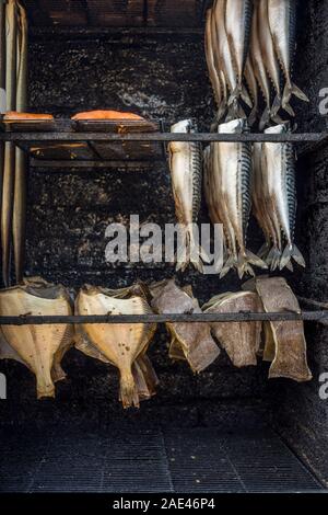 Fisch ist in ein Raucher, Mielno, Polen 2019 geraucht. Stockfoto