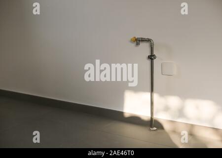 Erdgasleitungen auf weiße Wand im Haus Küche Stockfoto