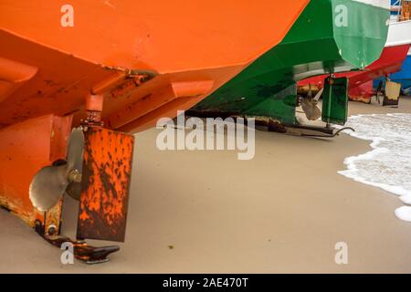 Die Hecken der Fischerboote am Strand von Chlopy, Polen im Jahr 2019. Stockfoto