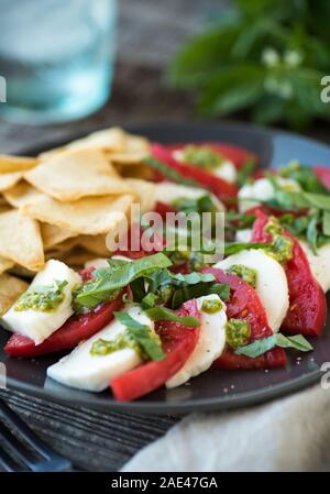 Frische Urtomaten in einem Caprese-Salat mit pesto Stockfoto