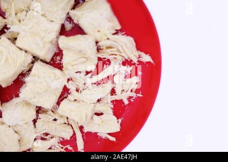 Frische und köstliche soan papdi Bonbons auf roten Platten Stockfoto