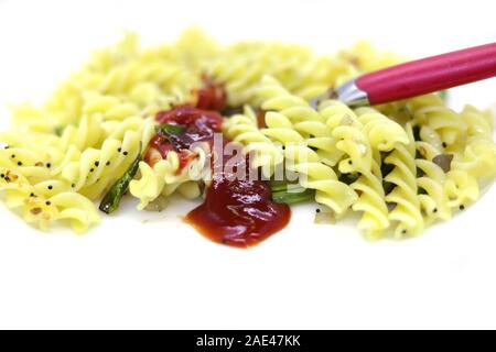 Lecker appetitlichen klassische italienische Spaghetti Nudeln mit Tomatensoße und Gabel Stockfoto