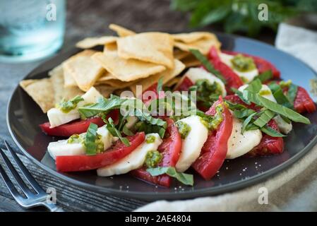 Frische Urtomaten in einem Caprese-Salat mit pesto Stockfoto