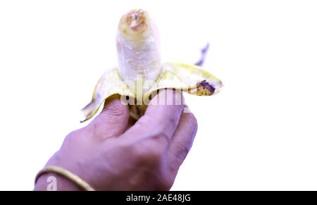 Die junge Frau hand mit einem schönen, frisch, gelbe Banane. Auf weißem Hintergrund isoliert Stockfoto