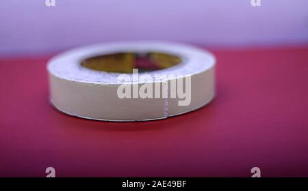 Doppelseitiges Klebeband auf rotem Hintergrund isoliert Stockfoto