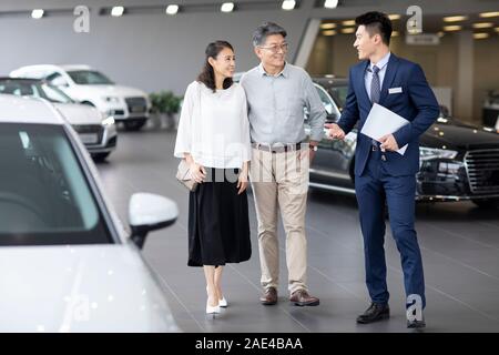 Gerne reifes Paar Auswahl Auto im Showroom Stockfoto