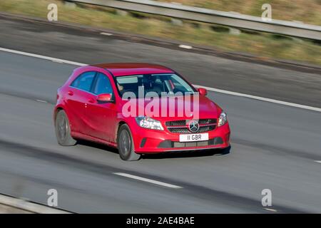 Verschwommen fahrendes Auto 11 GBR Mercedes-Benz 160 Se Auto bei hoher Geschwindigkeit auf der Autobahn M61 langsam Kamera Verschlusszeit Bewegungen des Fahrzeugs Reisen Stockfoto