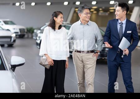 Gerne reifes Paar Auswahl Auto im Showroom Stockfoto