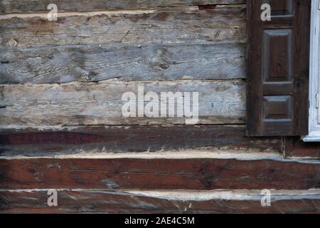 Alte verwitterte Holz eines ländlichen Haus mit einem Shutter irgendwo in Polen. Viel Platz kopieren Stockfoto