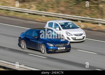 Verschwommen fahrendes Auto MERCEDES-BENZ AMG C 63 Premium Auto bei hoher Geschwindigkeit auf der Autobahn M61 langsam Kamera Verschlusszeit übertreiben Bewegung des Fahrzeugs zu reisen Stockfoto