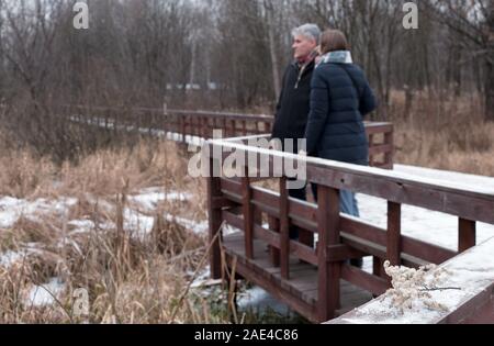 Seniorenpaar im Urlaub im Winterpark Stockfoto