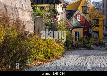 Kleine Straße in der Altstadt von Oslo im späten Herbst, Norwegen Stockfoto