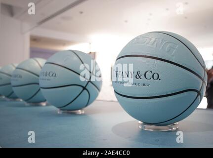 New York, USA. 06 Dez, 2019. Benutzerdefinierte Tiffany und Spalding basketbälle sind auf dem Display und zum Verkauf an die Tiffany Männer Pop-Up-Shop am Freitag, 06 Dezember, 2019 in New York City. Die NFL Vince Lombardi Trophäe, NBA Larry O'Brien Championship Trophy, Major League Baseball Kommissar Trophäe, PGA TOUR SPIELER Meisterschaft Trophy, USTA Männer US Open Trophy, und MLS Philip F. Anschutz Trophäe wird auf der Anzeige für Besucher durch Januar 6, 2020. Quelle: UPI/Alamy leben Nachrichten Stockfoto