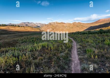 Wanderweg im Maroon Bells-Snowmass Wildnis Stockfoto