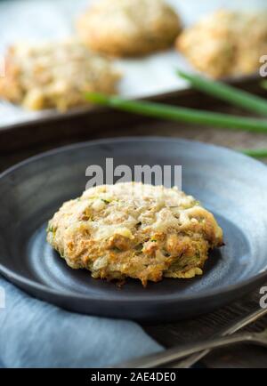 Leckeres Frühstück-Scones mit Zucchini und Frühlingszwiebeln Stockfoto