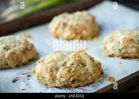 Leckeres Frühstück-Scones mit Zucchini und Frühlingszwiebeln Stockfoto