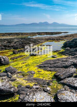 Blick von der Insel Colonsay Blick über das Meer bis zu den Bergen auf der Isle of Jura am Horizont, Inneren Hebriden, Schottland, Großbritannien Stockfoto