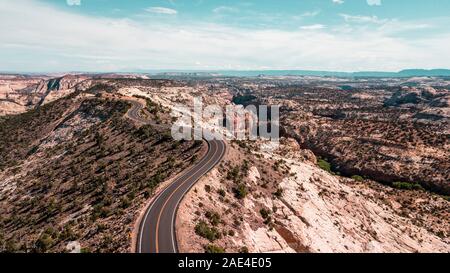 Luftaufnahme von Country Road schlängelt sich durch Canyon Landschaft Stockfoto