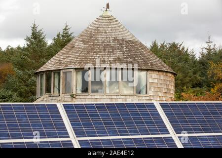 Ein grünes Haus durch Wind und Solar in Scoraig, im NW von Schottland, einer der entlegensten Gemeinschaften auf dem Festland Großbritannien, die Heimat von rund 70 Personen, Stockfoto