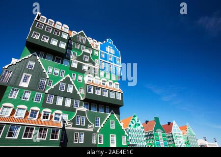 Ein ultra trendiges, modernes Hotel in Zaanstadt, die den traditionellen Stil des Gebiets, Niederlande aussehen soll. Stockfoto