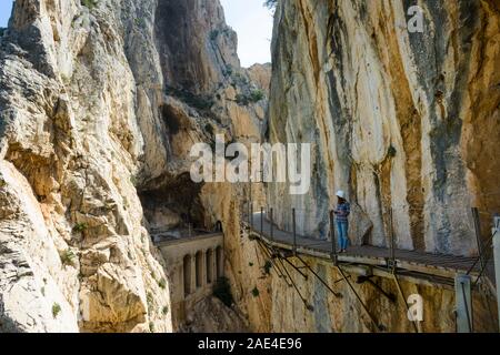 Frau Beobachten der Panoramablick auf die Desfiladero de los Gaitanes von einem der Gehwege, die den Caminito de Rey, natürlichen Standort Desfil machen Stockfoto