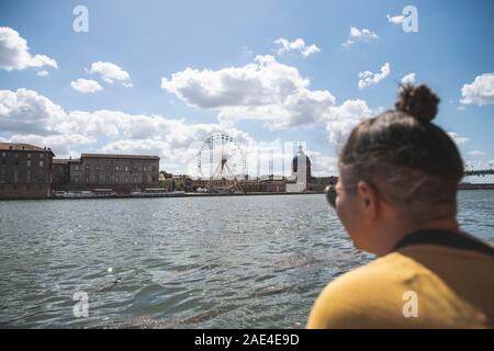 Touristische mit Blick auf den Fluss Garonne in Toulouse Stockfoto