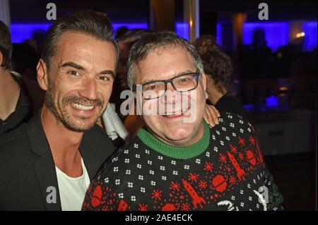 München, Deutschland. 06 Dez, 2019. Florian Silbereisen (l) und Elton an der Advents Abendessen der Programmdirektor des Ersten Deutschen Fernsehens (ARD) bei den 'Bayerischer Hof' feiern. Credit: Ursula Düren/dpa/Alamy leben Nachrichten Stockfoto