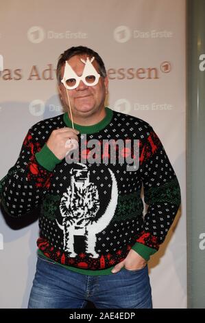 München, Deutschland. 06 Dez, 2019. Elton ist zu Gast bei der Ankunft Abendessen der Programmdirektor der Erste Deutsche Fernsehen (ARD) auf der 'Bayerischer Hof'. Credit: Ursula Düren/dpa/Alamy leben Nachrichten Stockfoto