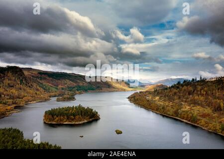 Schöne Antenne drone Landschaft Bild der glorreichen Herbst Sonne über Thirlmere in Lake District Stockfoto