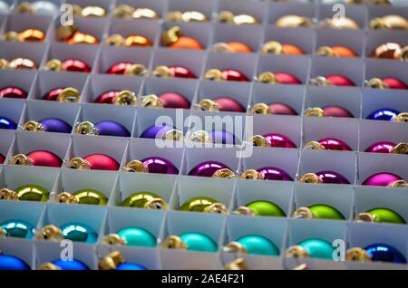 Verschiedenen bunten Glas Christbaum Kugeln liegen in geöffnet. Stockfoto