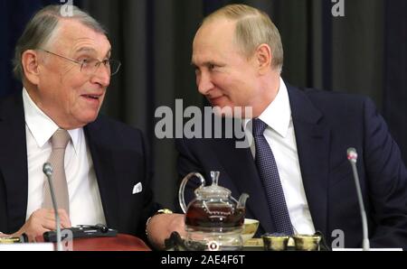 Sochi, Russland. 06. Dezember 2019. Der russische Präsident Wladimir Putin Chats mit deutschen Unternehmer Klaus Mangold, Vorstandsvorsitzender der Knorr-Bremse AG bei einem Treffen mit deutschen Wirtschaftsvertretern am Bocharov Ruchei Dezember 6, 2019 in Sotschi, Russland. Credit: Mikhael Klimentyev/Kreml Pool/Alamy leben Nachrichten Stockfoto