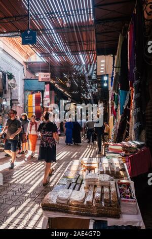 Der Hauptmarkt in marrakesch, marokko an einem geschäftigen Tag Stockfoto