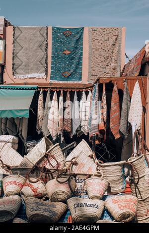 Bunte Geschäfte und Stoffe in Marrakesch, Marokko Stockfoto