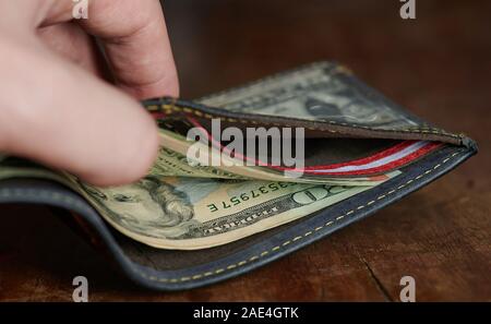 Einkaufen mit Bargeld Thema. Dollar Bargeld in der Brieftasche Nähe zu sehen. Stockfoto