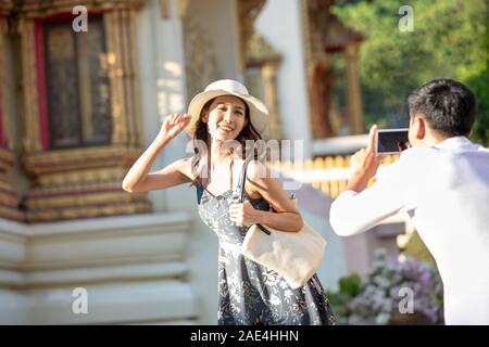 Glückliches junges Paar auf Urlaub in Thailand Stockfoto