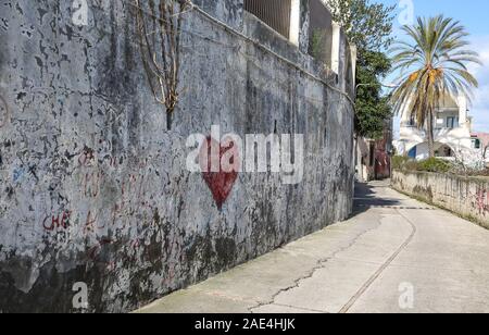 Der Künstler muss verliebt gewesen sein, als er dieses riesige Herz an die Wand malte. Gesehen und fotografiert in bella Italia! Stockfoto