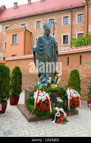 Papst Johannes Paul II Statue Royal Kathedrale Schloss Wawel in Krakau Polen St. Stanislaus König Casimir EU Europa UNESCO Stockfoto