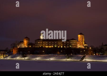 Nacht Blick auf historischen königlichen Schloss Wawel in Krakau, Polen, und gefrorene Weichsel im Winter Stockfoto